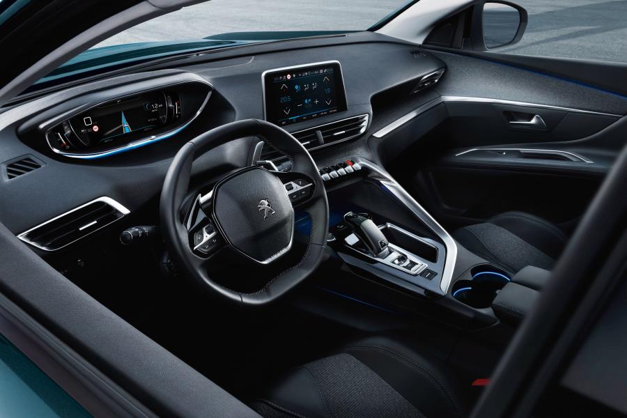 Интерьер Peugeot 5008 2017 года  (WW) (фото 23 из 31)